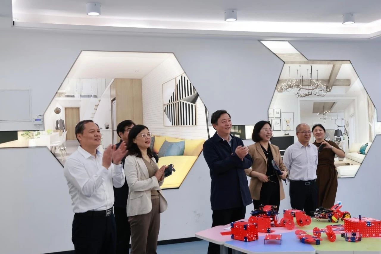 海锋主任调研工作.jpg