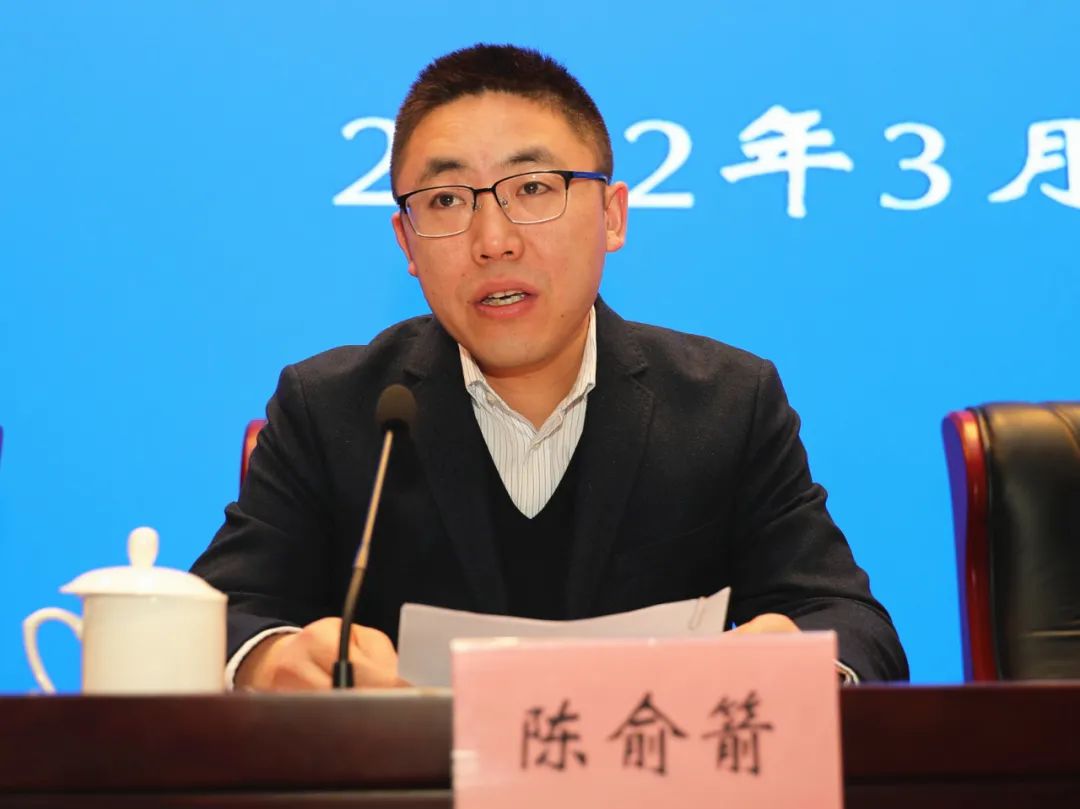 区党工委委员,公安分局局长陈俞箭主持会议,并宣读2021年度全区平安